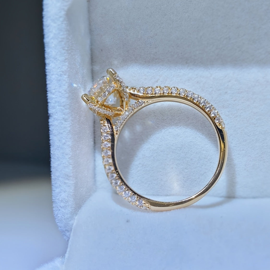 Fashionable Copper-Plated Moissanite Diamond Ring